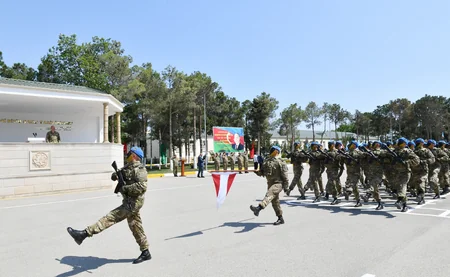 İlham Əliyev MN-in komando hərbi hissələrinin birində yaradılan şəraitlə tanış olub, hərbi hissəyə Döyüş bayrağını təqdim edib