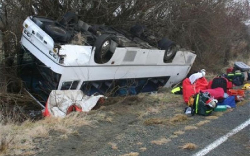 Kanadada turist avtobusu qəzaya uğrayıb, 26 nəfər xəsarət alıb