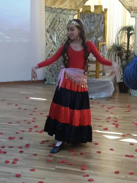 Bakı məktəbliləri Şekspirin Kral Lir əsərini ingilis dilində səhnələşdirib - FOTO