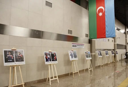 Bakı metrosunda Sizinlə qürür duyuruq layihəsi davam edir