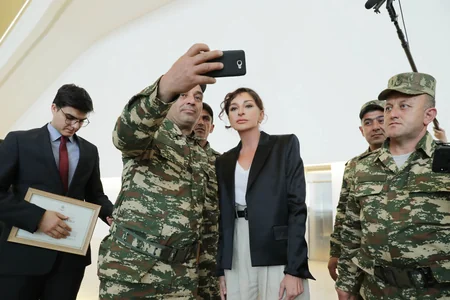 Мехрибан Алиева встретилась с военными, обеспеченными Фондом Гейдара Алиева высокотехнологичными протезами - ФОТО