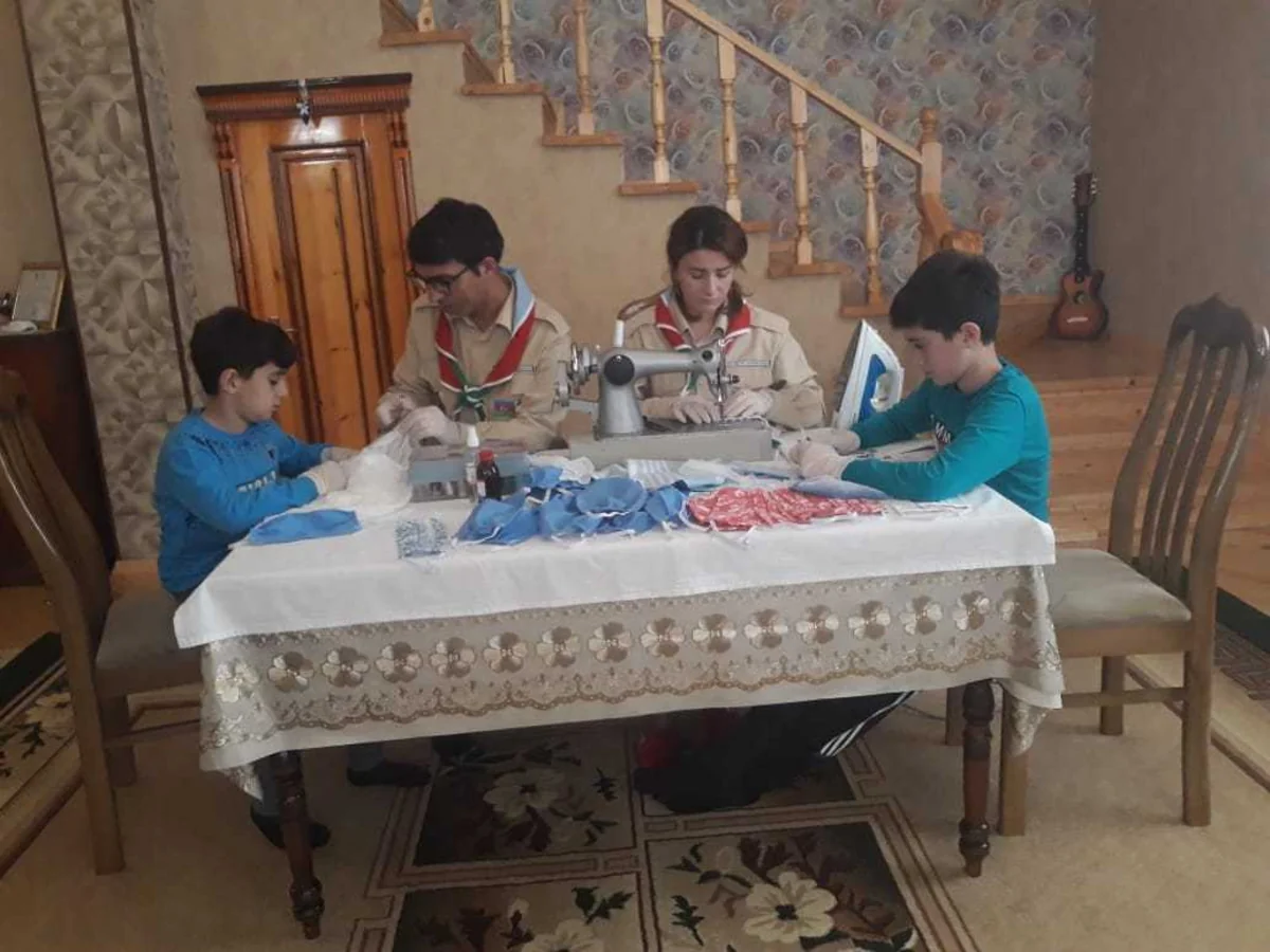 Kənd müəllimləri evdə maska tikərək pulsuz paylayır