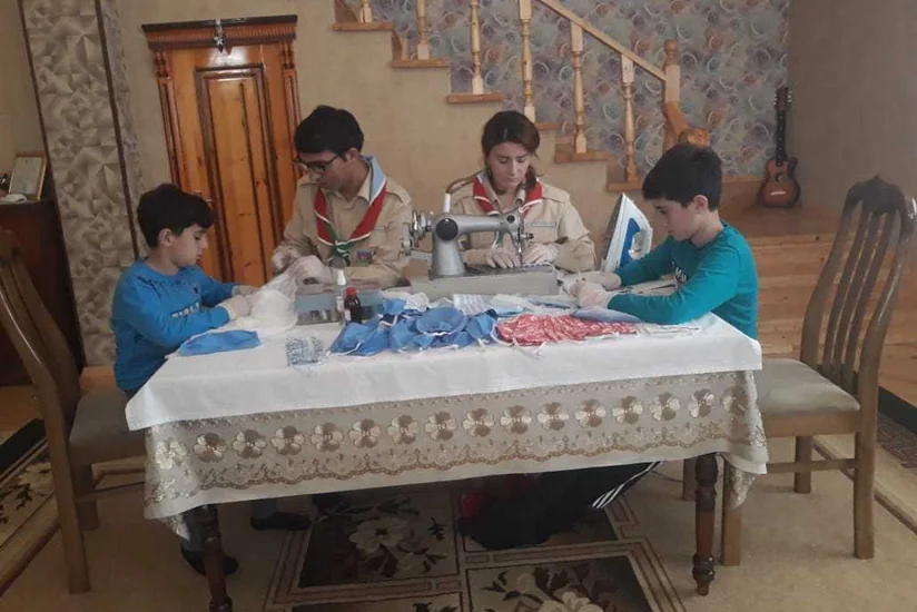 Kənd müəllimləri evdə maska tikərək pulsuz paylayır