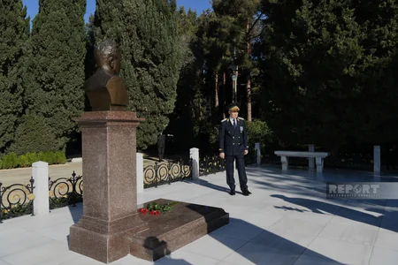 Ədliyyə Nazirliyinin kollektivi Fəxri və Şəhidlər xiyabanlarını ziyarət edib