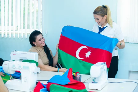 Əlilliyi olan şəxslər Vətən müharibəsinin ildönümü ilə bağlı 44 Azərbaycan bayrağı tikir