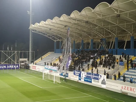 Qarabağ fanatları Neftçi ilə oyunda şəhid azarkeşin nəhəng pankartını qaldırıb