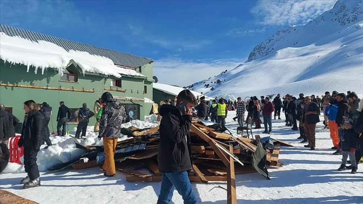 Antalyada xizək mərkəzinin çardağı uçub, xəsarət alanlar var