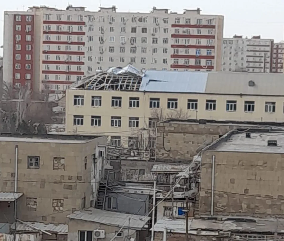 Paytaxtda güclü külək nəticəsində daha bir orta məktəbin dam örtüyü uçub