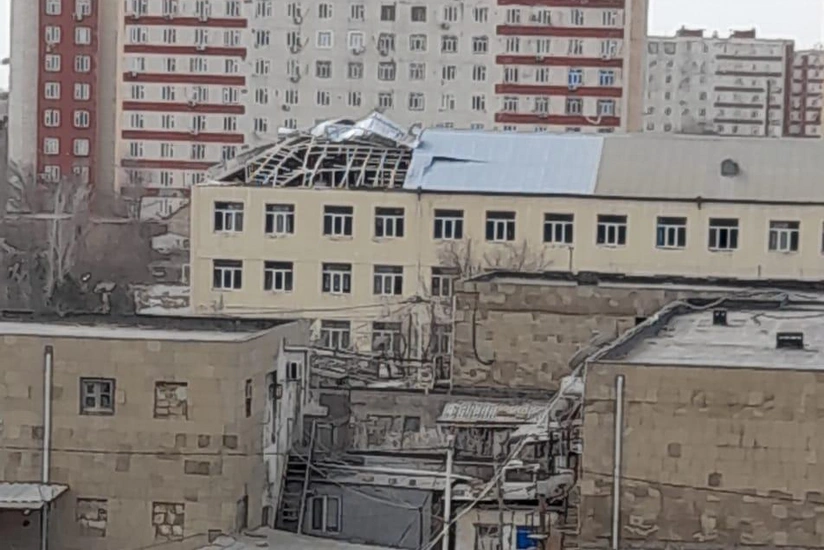 Сильный ветер в столице оставил без крыши еще одну школу