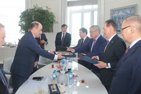 Əbülfəs Qarayev Qazaxıstan nümayəndə heyəti ilə görüşüb