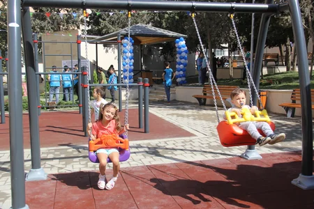 Suraxanıda abadlaşdırılan növbəti həyət istifadəyə verilib