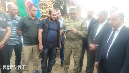 Медаль прапорщика ВС Азербайджана, павшего шехидом, вручена его семье - ФОТО