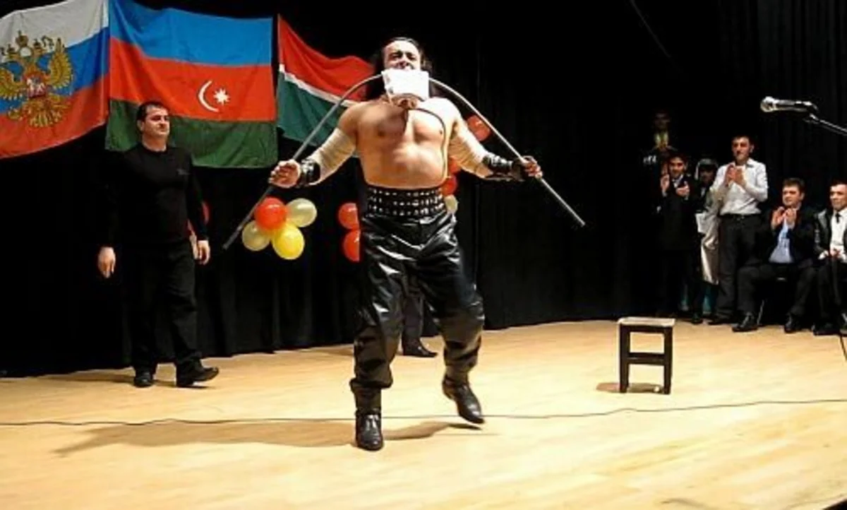 ​Azərbaycanlı pəhləvan KamAZ yük avtomobilini öz saçları ilə çəkərək aparıb - VİDEO