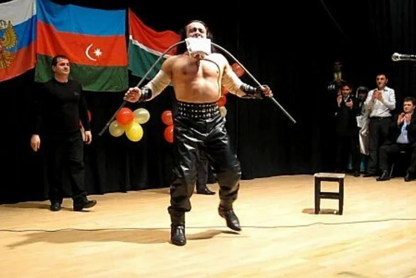 ​Azərbaycanlı pəhləvan KamAZ yük avtomobilini öz saçları ilə çəkərək aparıb - VİDEO