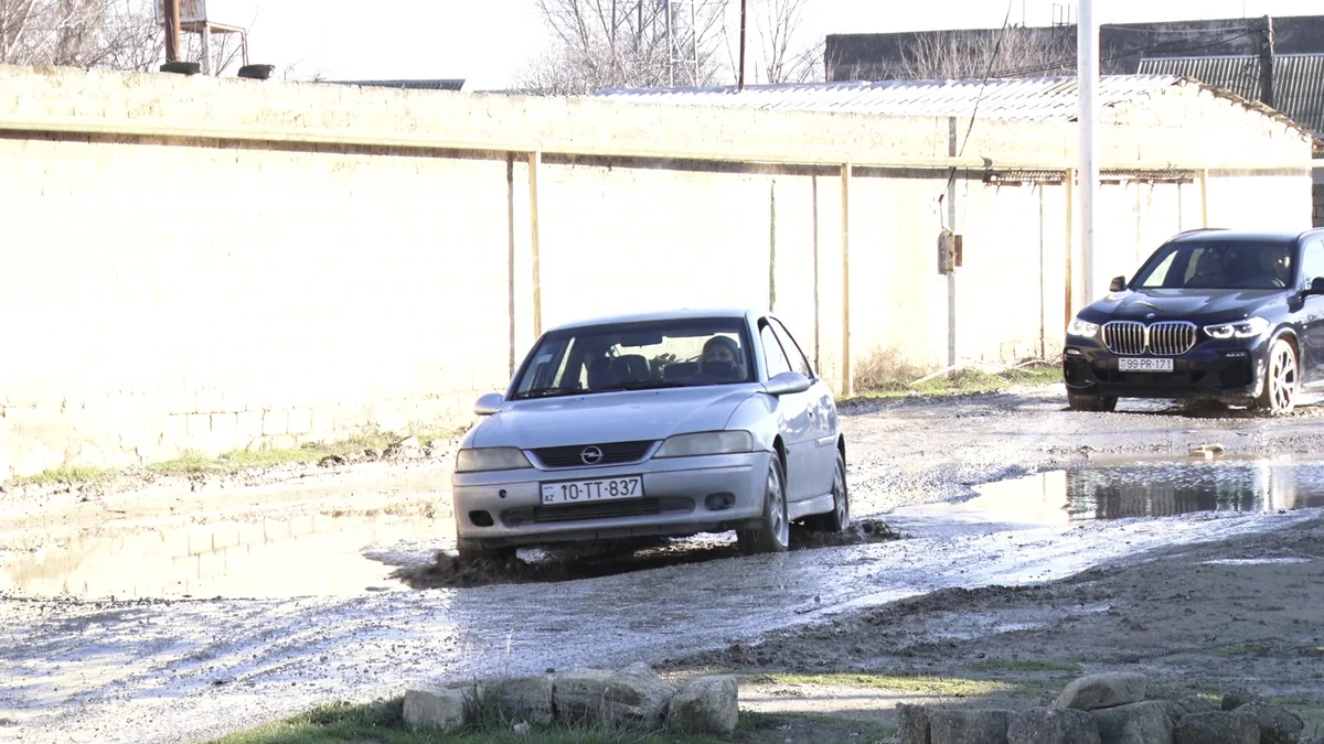 33 ildir ki, yollar bərbaddır, icraları tapa bilmirik...