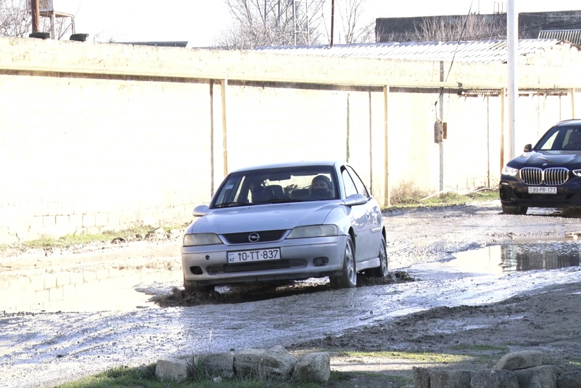 33 ildir ki, yollar bərbaddır, icraları tapa bilmirik...