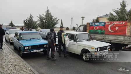 Qaxda yığılan yardımla dolu ilk TIR Türkiyəyə yola düşüb