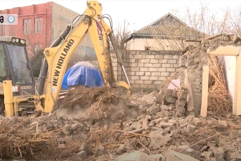 Bərdədə qadağan olunan raketlərlə dağıdılan evlər yenidən tikilir