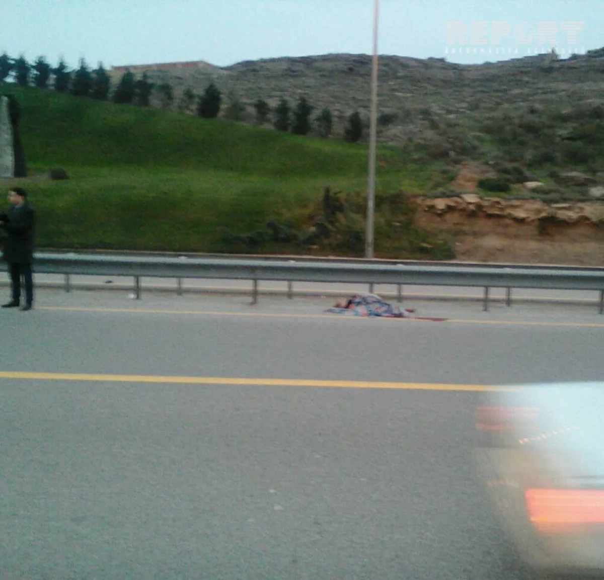Bakıda maşının vurduğu piyadanın əli və ayağı qoparaq yol kənarına düşüb - FOTO