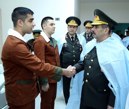 ​Müdafiə naziri Silahlı Qüvvələrin Baş Klinik Hospitalında olub