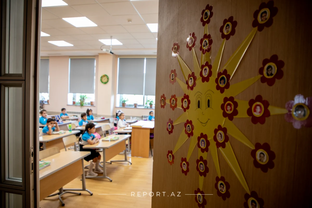 Pandemiyalı ilk dərs günü - maskalı şagirdlər