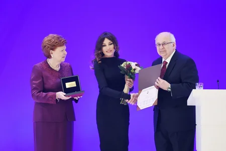 Mehriban Əliyeva Nizami Gəncəvi Beynəlxalq Mərkəzinin qızıl medalı ilə təltif edilib - YENİLƏNİB-2