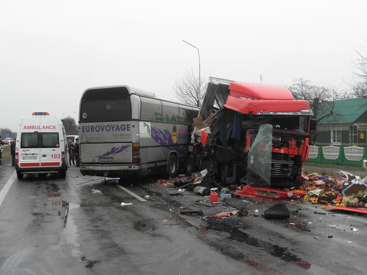 Ukraynada avtobus qəzaya uğrayıb, ölənlər var