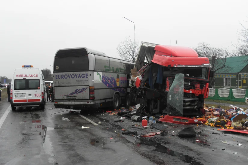 Ukraynada avtobus qəzaya uğrayıb, ölənlər var