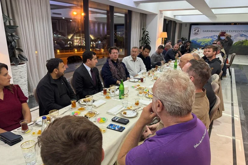 Хикмет Гаджиев встретился с побывавшими на освобожденных территориях Азербайджана путешественниками