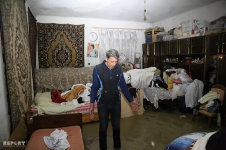 Bakıda borunun partlaması nəticəsində 30-a yaxın ev su altında qalıb, sakinlər təxliyyə ediliblər - VİDEO - YENİLƏNİB