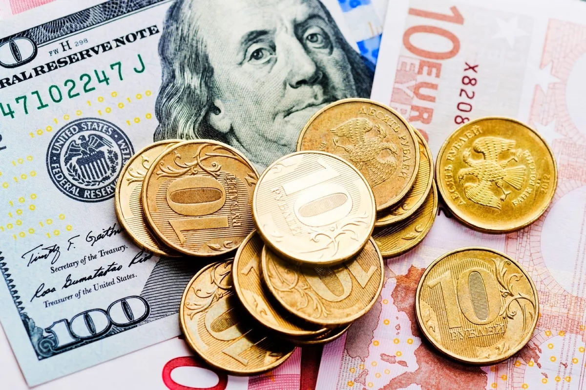 Евро подешевело к доллару перед выходом статистики по инфляции в еврозоне