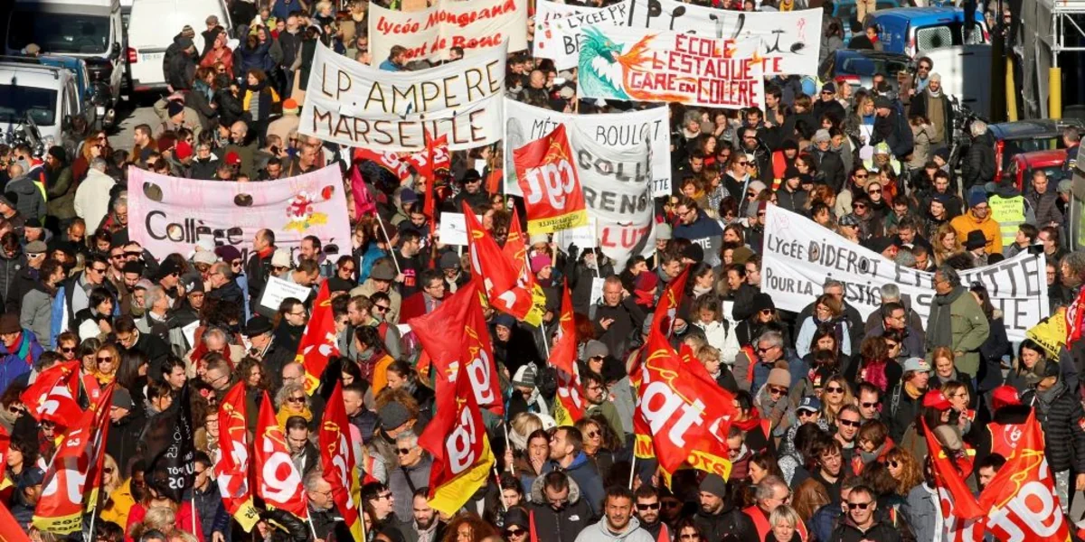 Во Франции возникли беспорядки на манифестации против пенсионной реформы