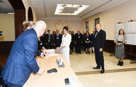 Prezident İlham Əliyev ailə üzvləri ilə birlikdə səs verib - YENİLƏNİB