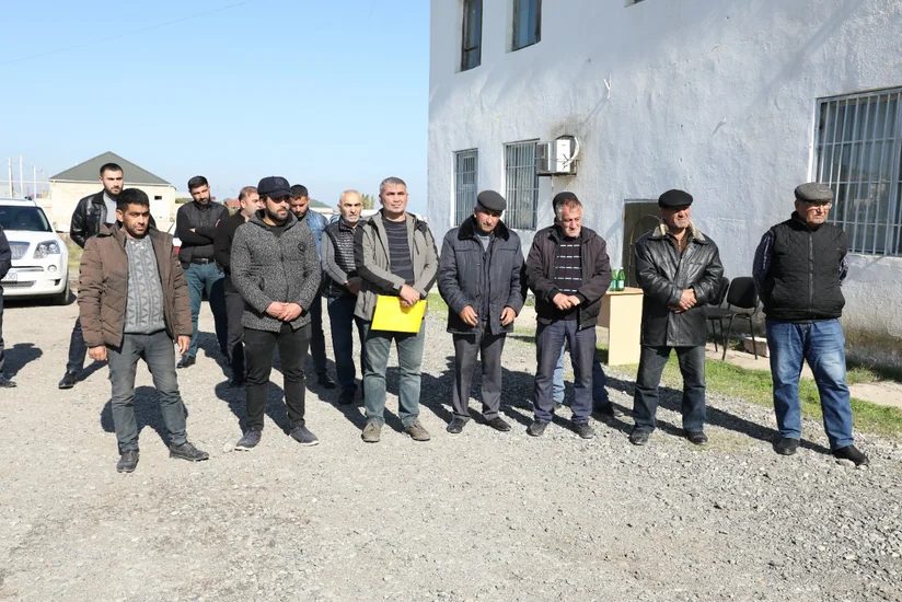 Azəriqaz Siyəzəndə quşçuluq təsərrüfatı olan sahibkarları dinləyib