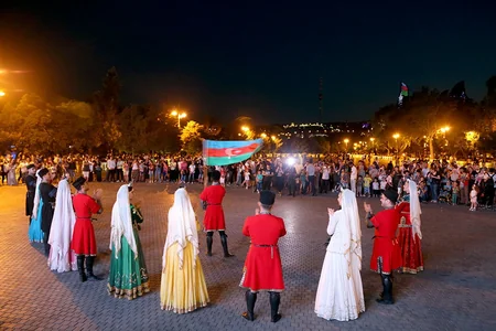 Silahlı Qüvvələrin 100 illik yubileyi münasibətilə hərbi mahnılardan ibarət konsert keçirilib