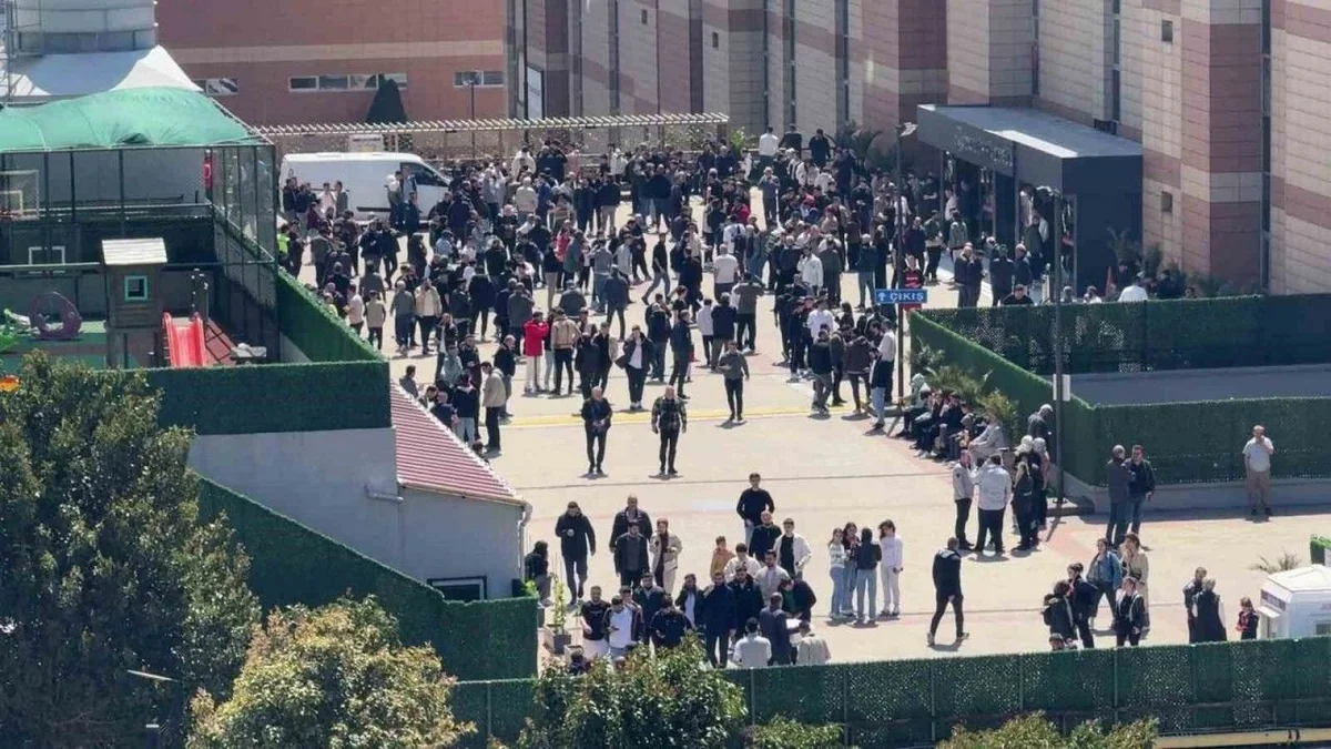 İstanbulda zəlzələ zamanı hündürlükdən tullanaraq xəsarət alan 151 vətəndaşın müalicəsi davam edir