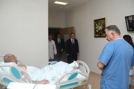 Niyazi Bayramov Kəlbəcərdə minaya düşərək xəsarət alan polkovniki ziyarət edib