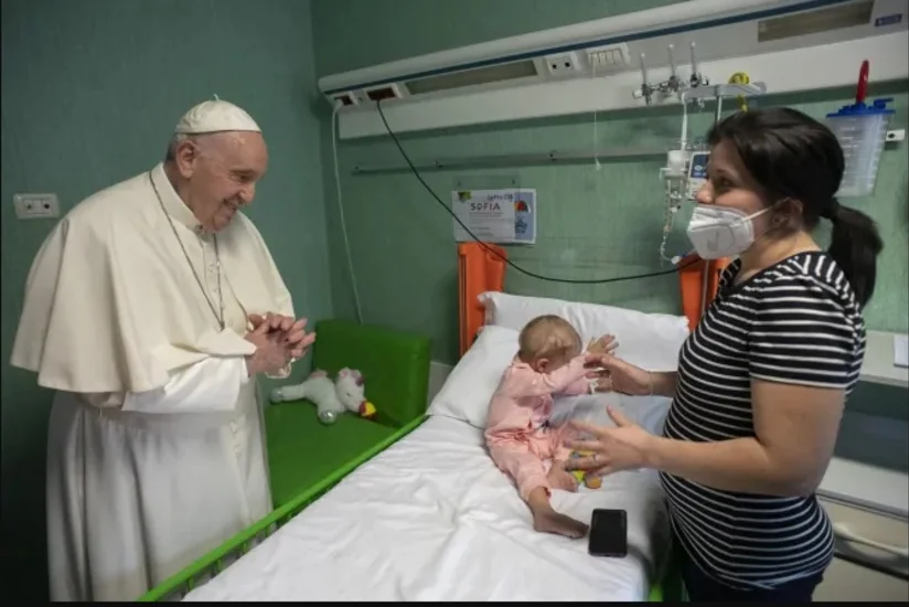 Roma Papası Ukraynadan olan xəstə uşaqları ziyarət edib