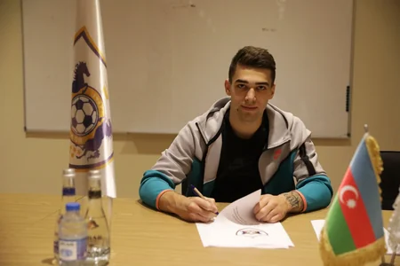 Qarabağ yeni transferi ilə müqavilə imzalayıb