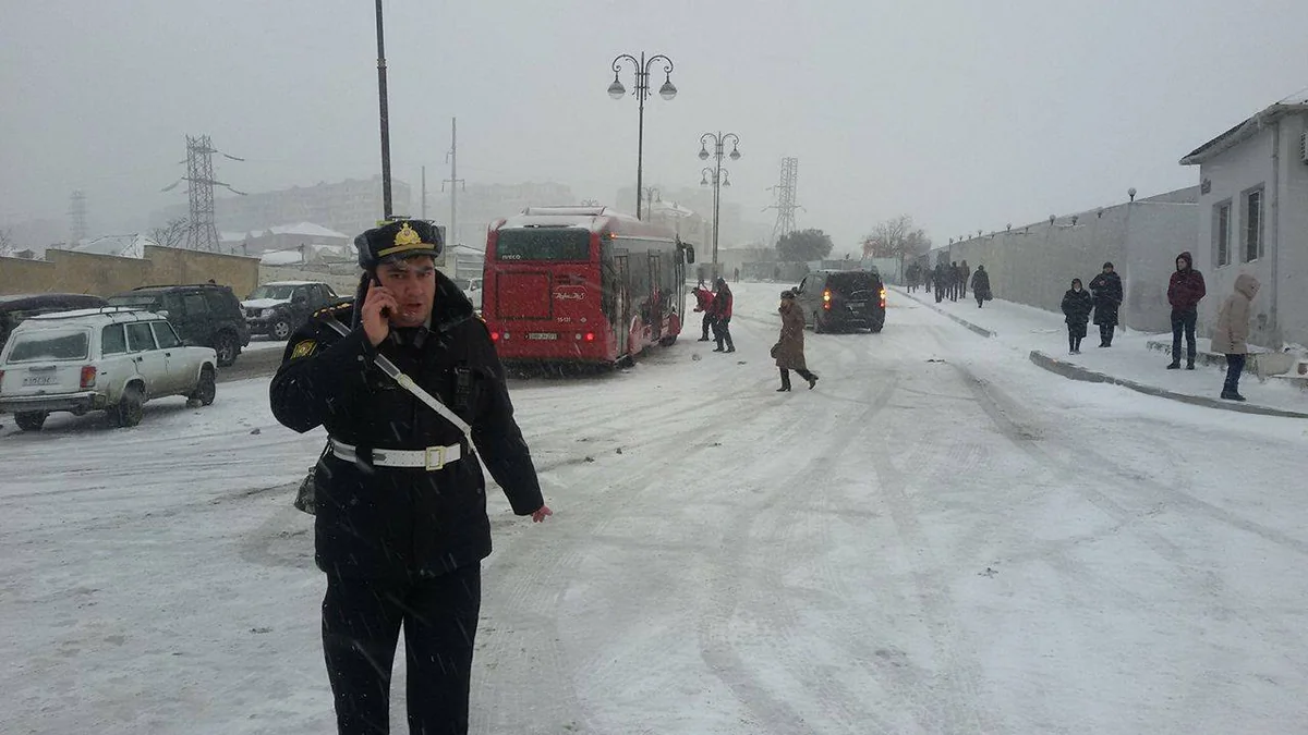 Snowy weather caused bus route delays in Baku - PHOTO