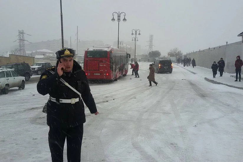 Snowy weather caused bus route delays in Baku - PHOTO