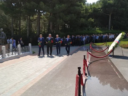 Gənclər və İdman Nazirliyinin əməkdaşları Fəxri Xiyabanı ziyarət edib