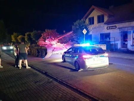 Пьяный мужчина устроил езду на танке по городу в Польше - ФОТО - ВИДЕО
