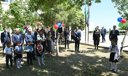 Təhsil naziri müharibədə zərər çəkən məktəbin Son zəng tədbirində iştirak edir