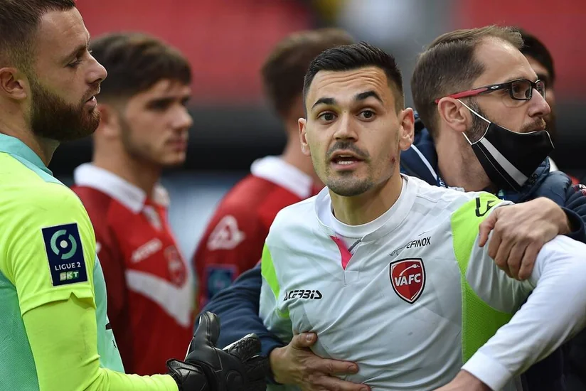 Fransada oyun vaxtı futbolçu qapıçının sifətini dişlədi