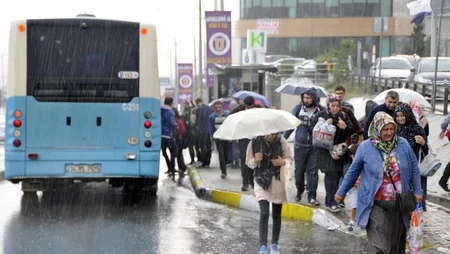 İstanbulda yağış həyatı iflic edib - FOTO