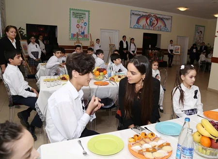 Leyla Əliyeva Suraxanıdakı 2 saylı uşaq evinin sakinləri ilə görüşüb