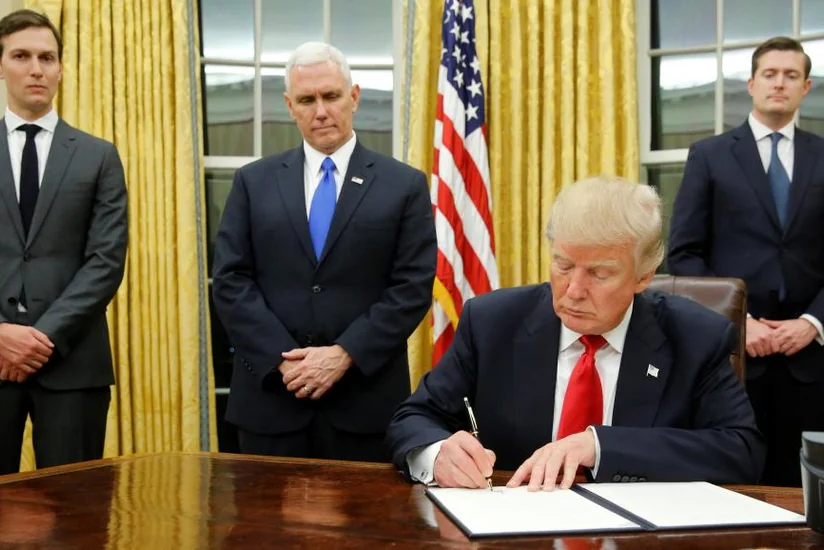 ABŞ prezidenti mühacirlərin sərt şəkildə yoxlanması barədə fərman imzalayıb