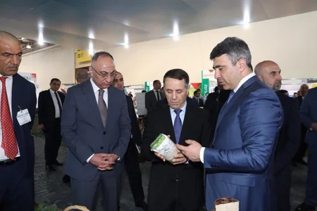 Baş Nazir Qida Sənayesi və Kənd Təsərrüfatı sərgiləri ilə tanış olub