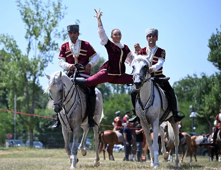 Karabakh horse named “Dostlug” presented to Gurbanguly Berdimuhamedov at Jidir Duzu plain